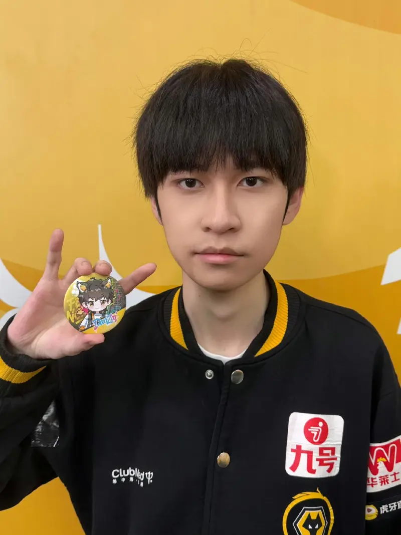 STAR SPORTS下载-道崽发布自拍并配文：捡到一个小铁片，上面画的啥呀？